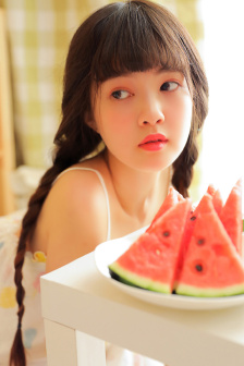 女孩戴VR睡觉遭男子捏胸摸私处